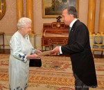 Photo.7a  Regina Elisabetta II e l'Ambasciaotre Pasquale Terracciano.jpg