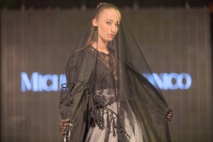 Foto vincitrice modella Mia Maretic indossa abito Michele Miglionico HC.1 rid
