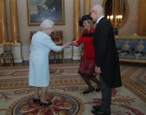 Sua Maestà la Regina Elisabetta II, l'Ambasciatore S.E. Raffaele Trombetta e la consorte Victoria Trombetta.1_e0