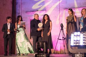 Beppe Pisani consegna premio Serikos alla vincitrice Sara Behbun ph. Enzo Dell'Atti
